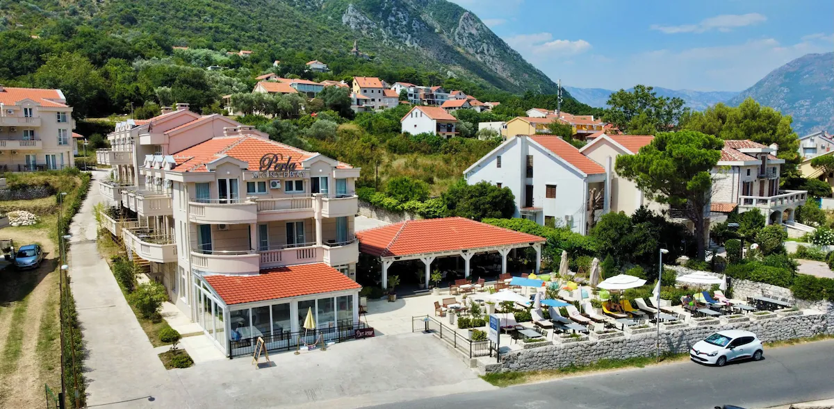 Fachada de hotel na Croácia ou Montenegro