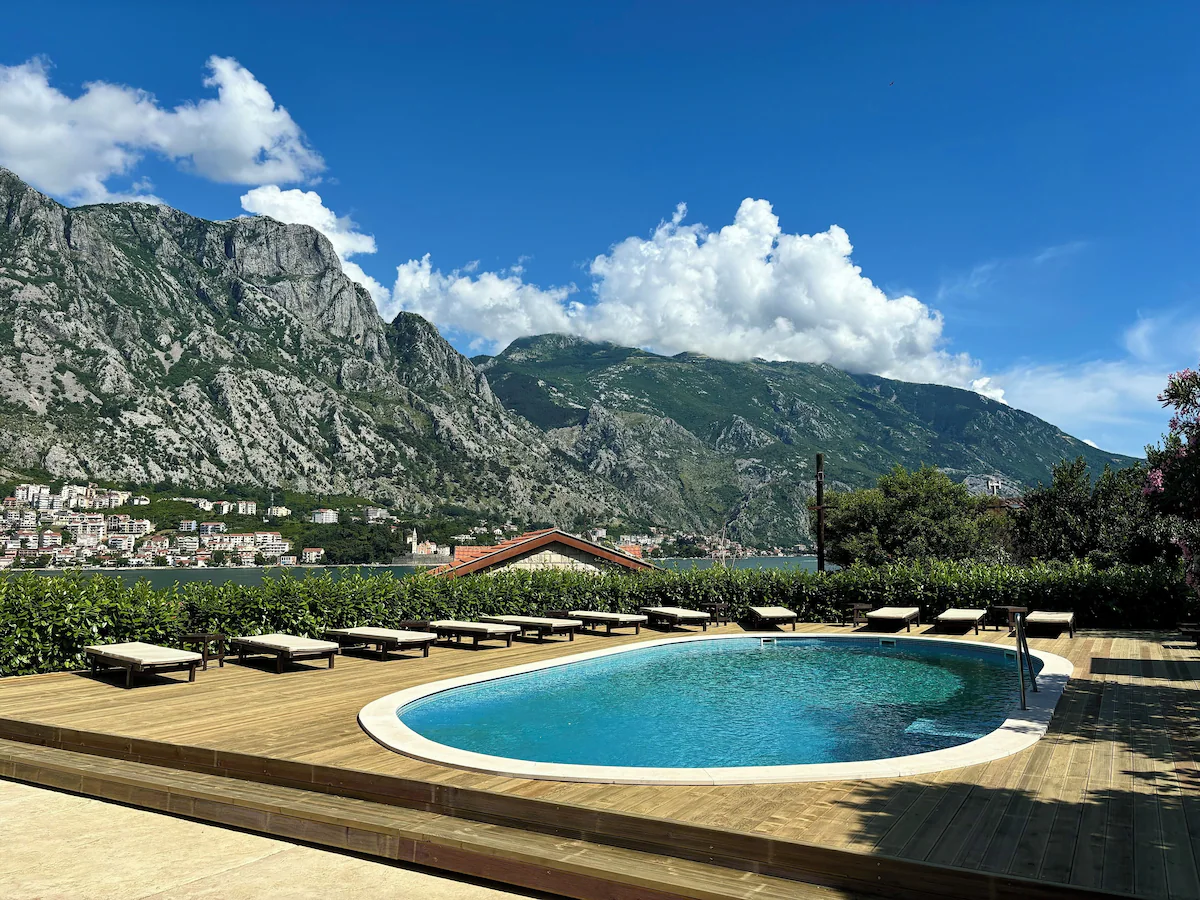 Piscina de hotel na Croácia ou Montenegro